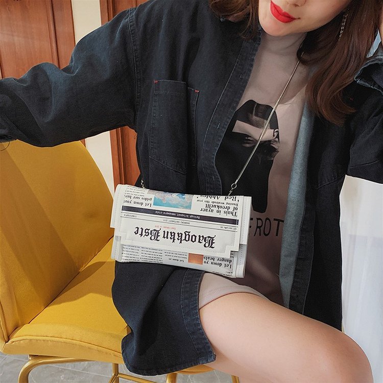 Newspapers modeling day clutch - Flap Bag Envelope ulasan dan harga